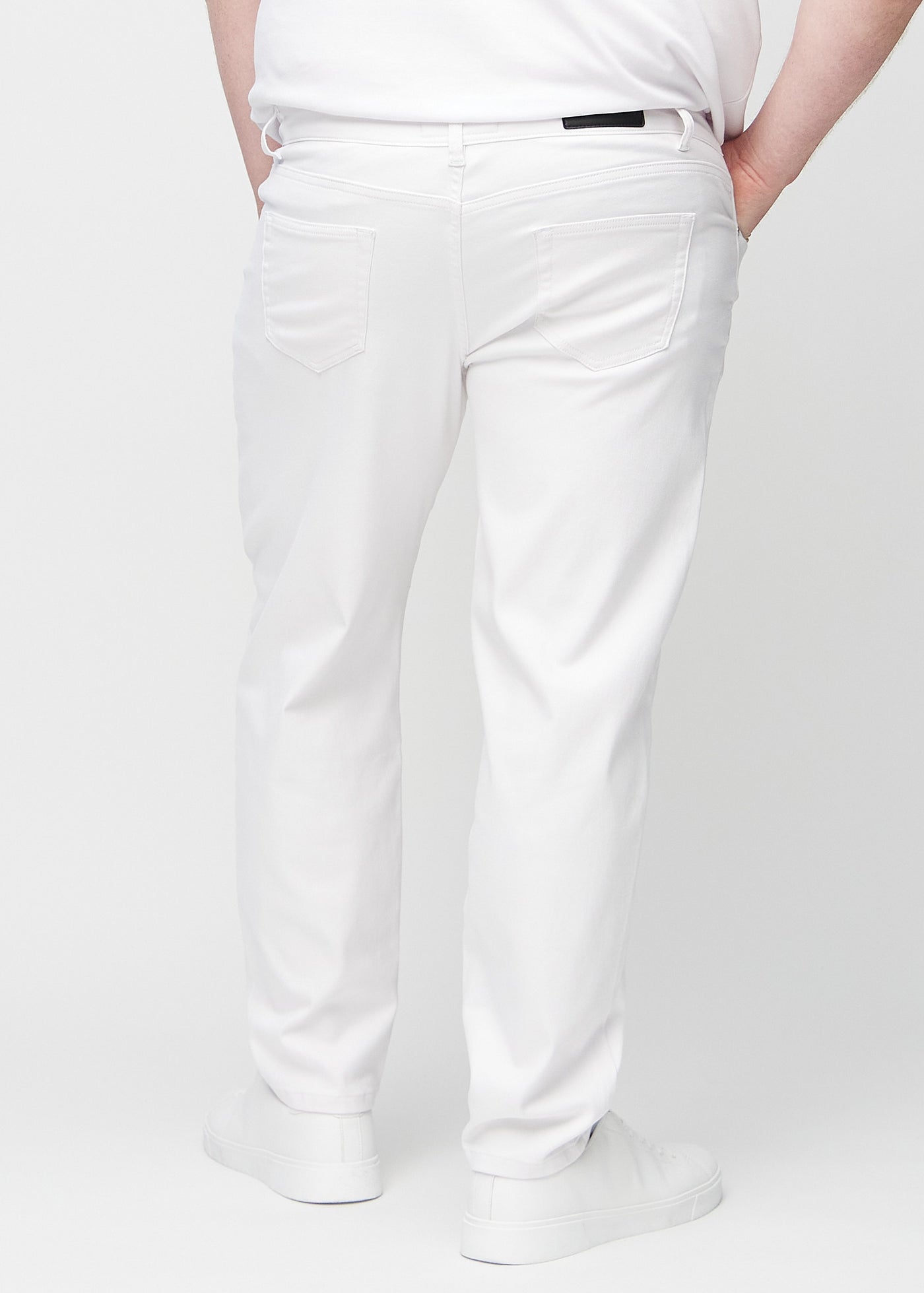 Hvide regular jeans set bagfra på en plus-size model, så man kan se hele produktet.