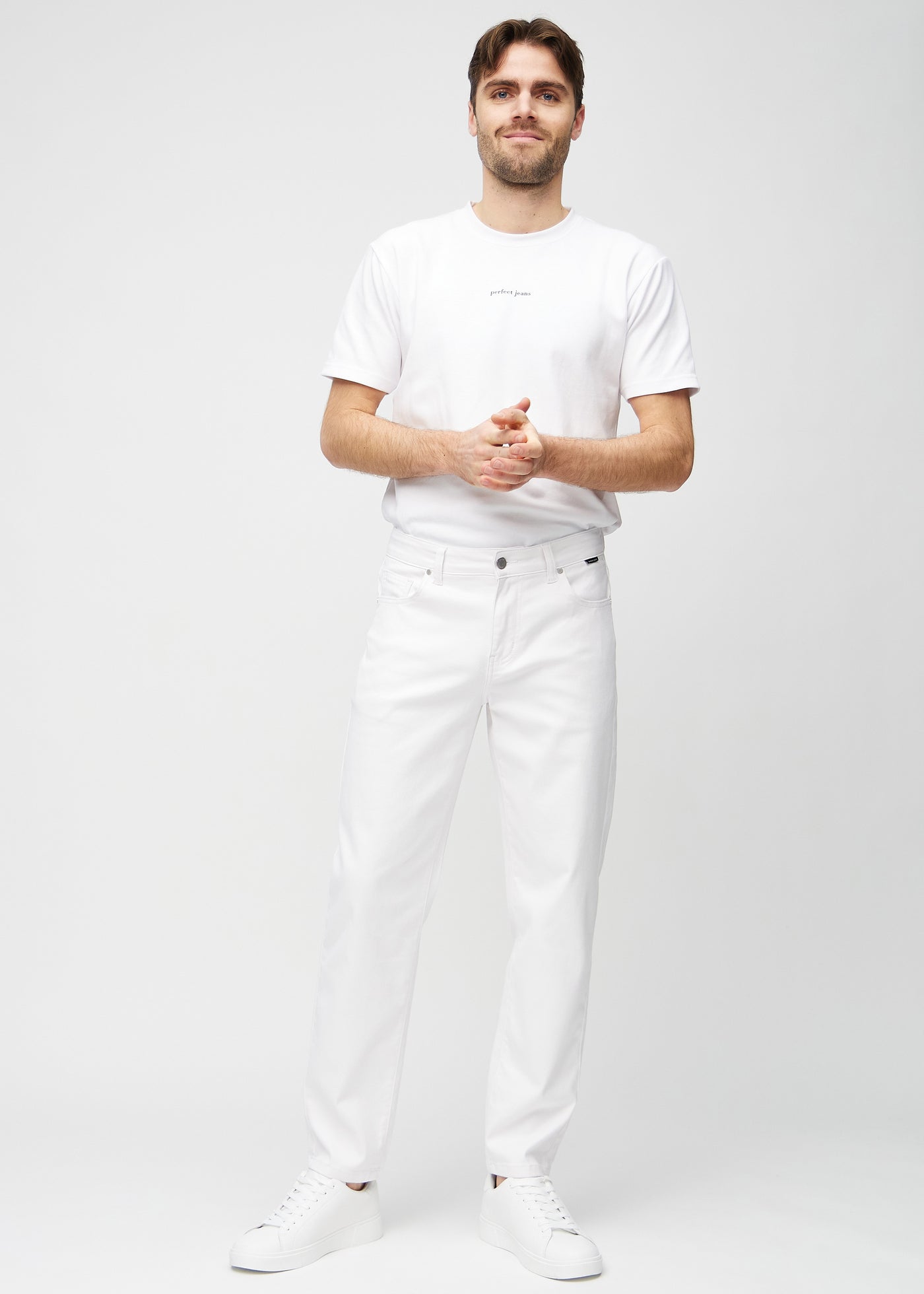 Fuldt billede af model i hvide regular jeans.