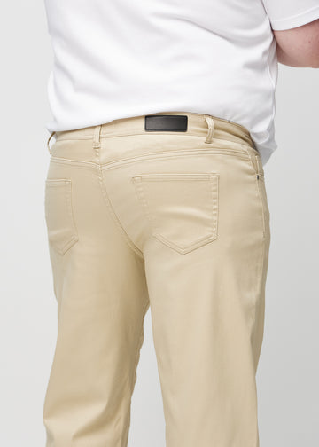 Beige regular jeans set bagfra tæt på en plus-size model for at vise detaljer.