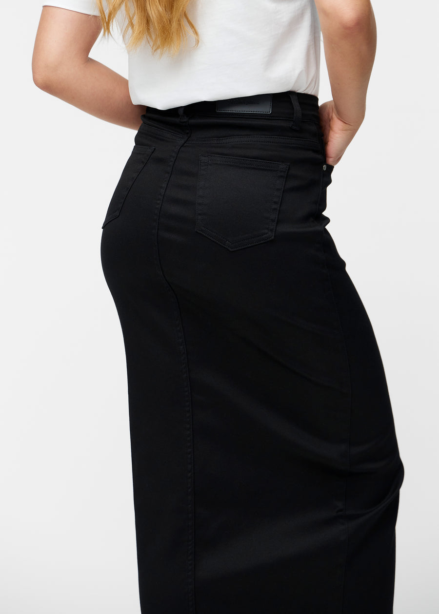 Lang, sort jeansnederdel i farven Ravens set bagfra tæt på for at vise pasform og detaljer.