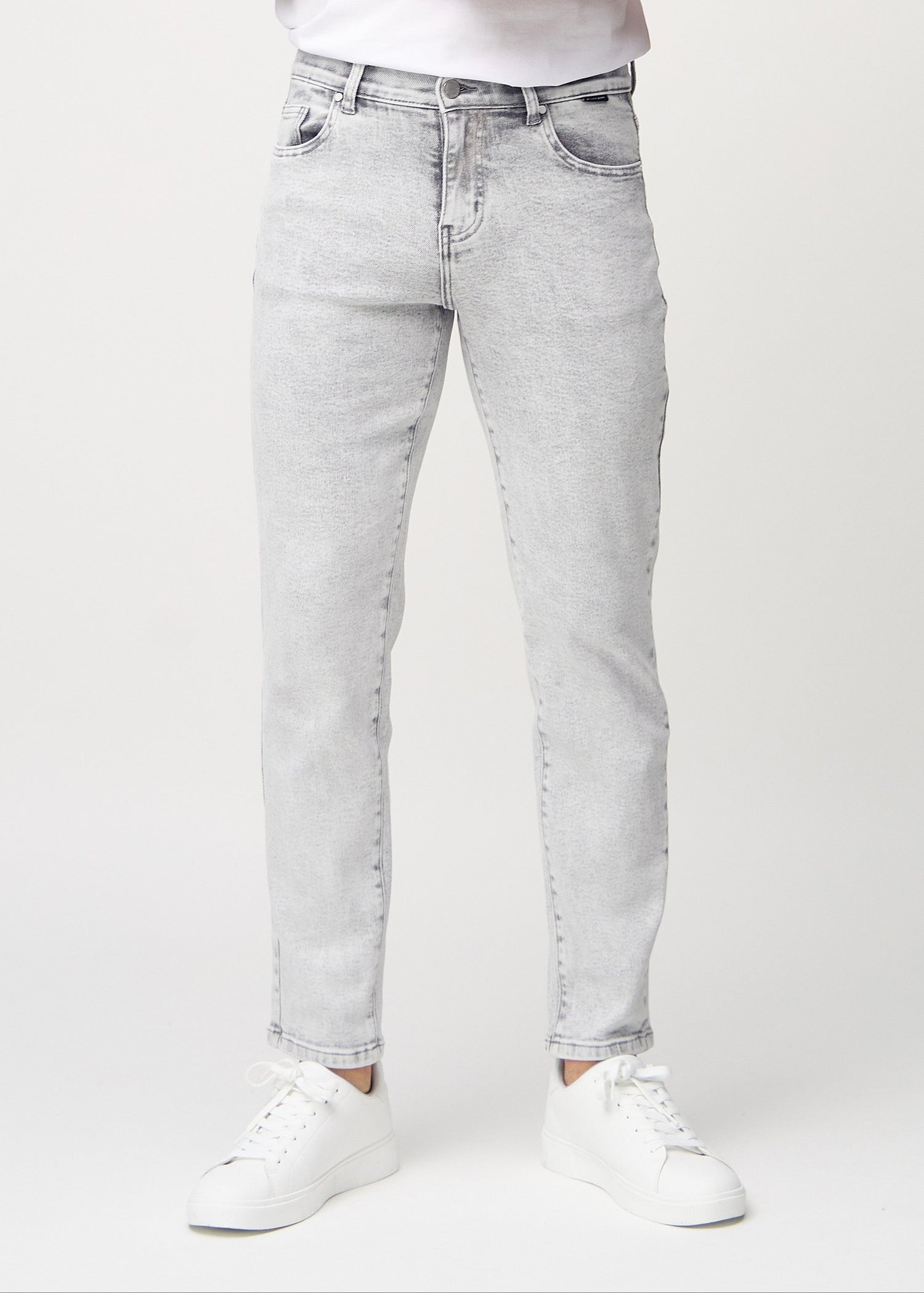 Lysegrå denim regular jeans, modelnavn Ashes, som går lige ned langs benet, set forfra.