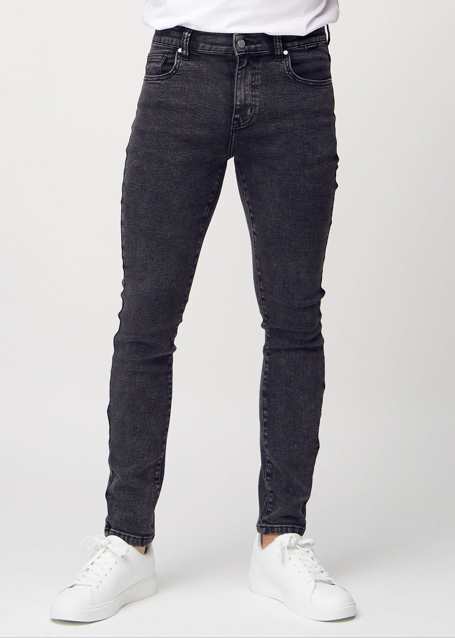 Mørkegrå denim slim jeans, modelnavn Shadows, som sidder tæt til benet, set forfra.