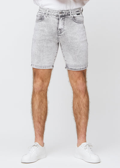 Lysegrå denim regular middle shorts, som sidder lige langs låret og slutter lige over knæet, set forfra.