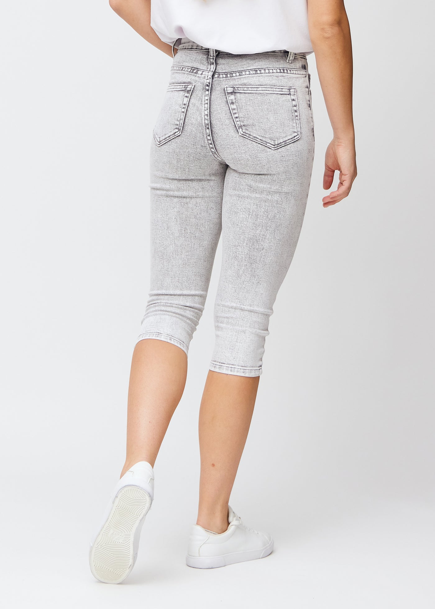 Lysegrå denim skinny capris set bagfra, så man kan se hele produktet.