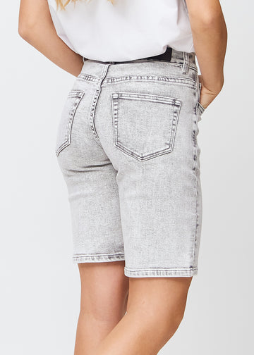 Lysegrå denim regular middle shorts set bagfra tæt på for at vise detaljer.