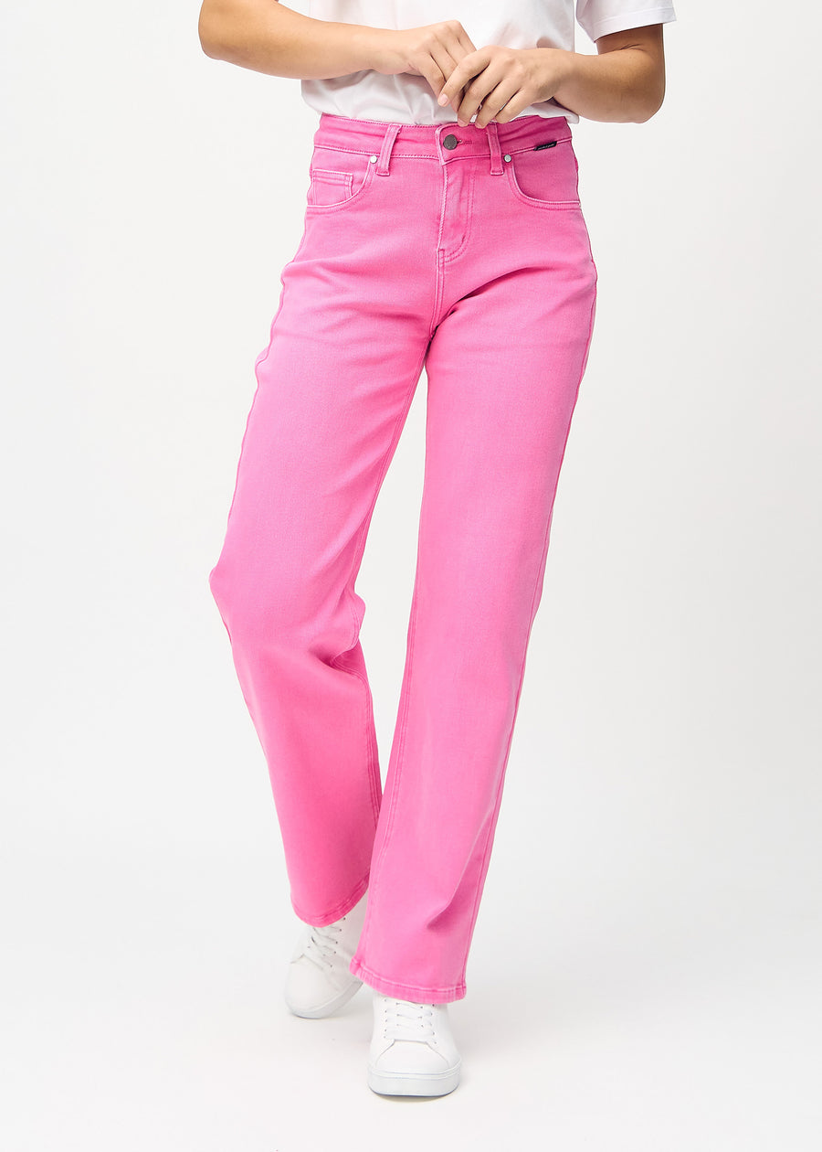 Lyserøde loose jeans, modelnavn Flamingos, som er løstsiddende med masser af vidde i benene, set forfra.
