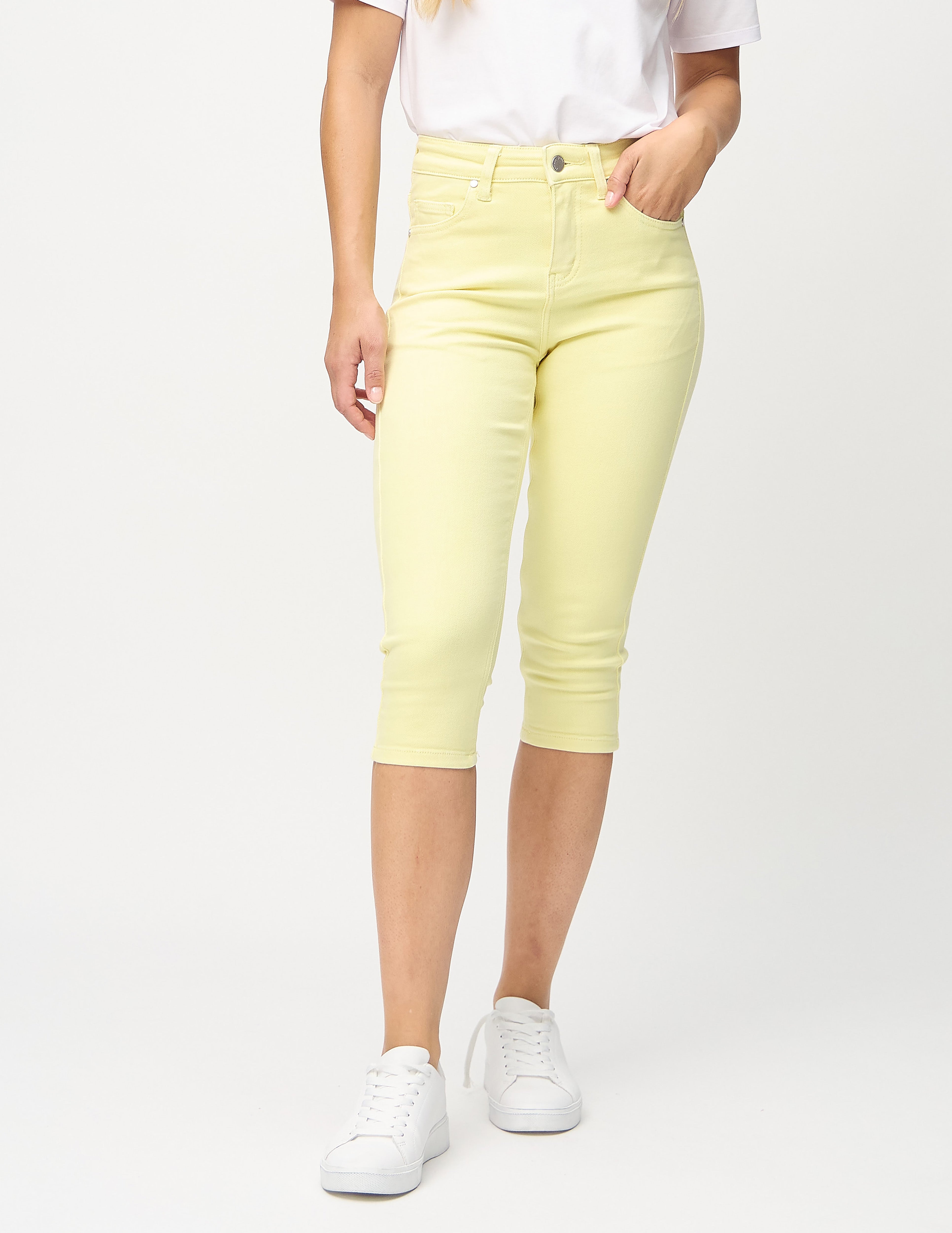 Lysegule skinny capris, modelnavn Lemonades, som sidder tæt til benet, set forfra.