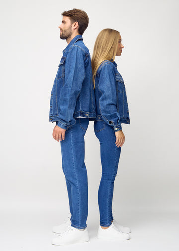 Mørkeblå denim jakke i profil, set på afstand på mand og kvinde, viser jakken’s længde og pasform.