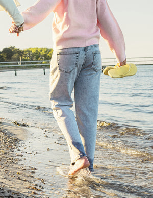 Pige i lyse, løse denim jeans