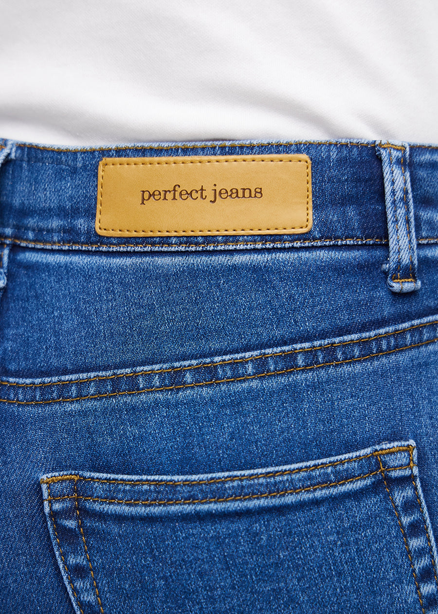 Nahaufnahme von dunkelblauem Denim mit Perfect Jeans Lederpatch hinten am Bund.