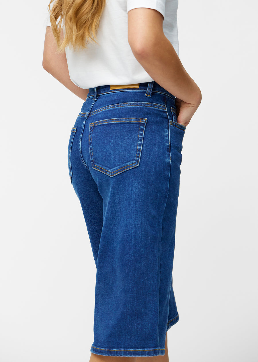 Løse, mørkeblå denim capris i farven Oceans set bagfra tæt på for at vise pasform og detaljer.