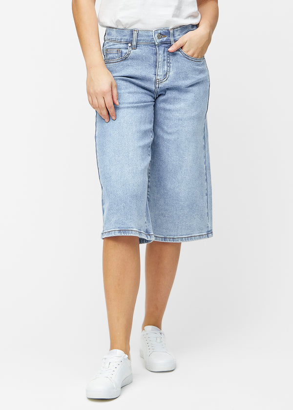 Lockere, hellblaue Denim-Capris in der Farbe Waves, die an der Hüfte sitzen und locker über die Oberschenkel bis knapp unter das Knie fallen, von vorne gesehen.