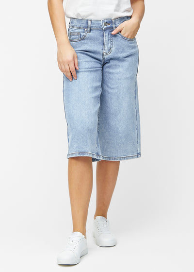 Lockere, hellblaue Denim-Capris in der Farbe Waves, die an der Hüfte sitzen und locker über die Oberschenkel bis knapp unter das Knie fallen, von vorne gesehen.