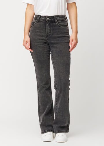 Dunkelgraue Mid-Rise-Bootcut-Jeans in der Farbe Shadows. Vorderansicht an einem Model, an Hüfte und Oberschenkeln anliegend mit leicht ausgestelltem Bein.