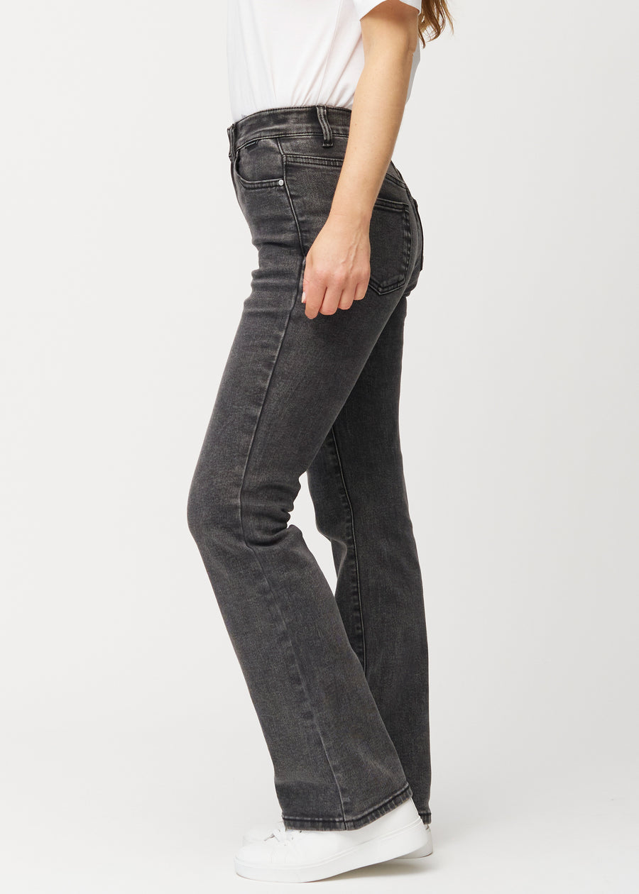 Dunkelgraue Mid-Rise-Bootcut-Jeans in der Farbe Shadows. Seitenansicht an einem Model.