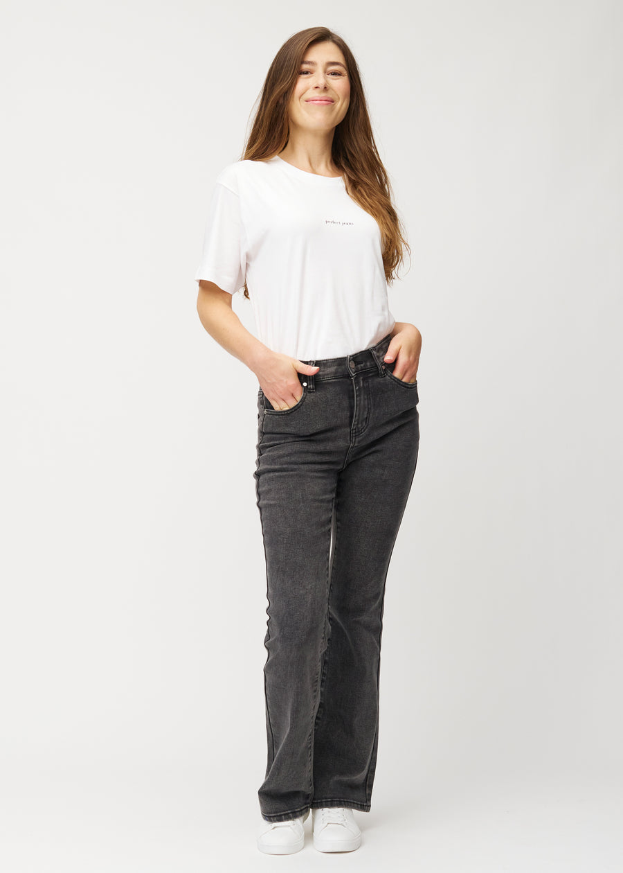Dunkelgraue Mid-Rise-Bootcut-Jeans in der Farbe Shadows. Ganzkörperansicht eines Model in den Jeans.