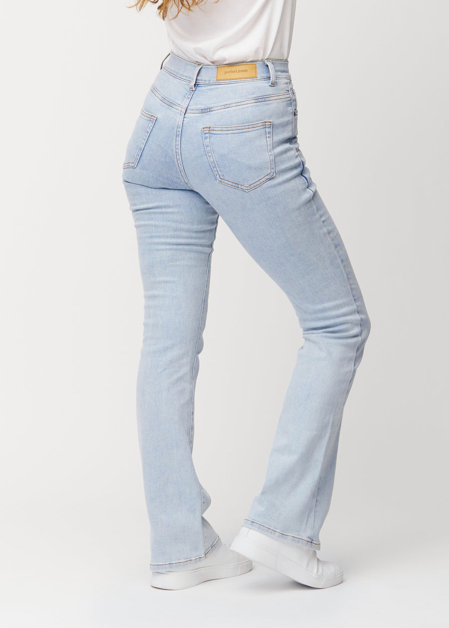 Hellblaue Mid-Rise-Bootcut-Jeans in der Farbe Waves. Rückansicht an einem Model, die gesamte Passform ist zu sehen.
