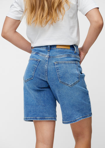Løse, klassisk blå denim shorts i farven Rivers set bagfra tæt på for at vise pasform og detaljer.