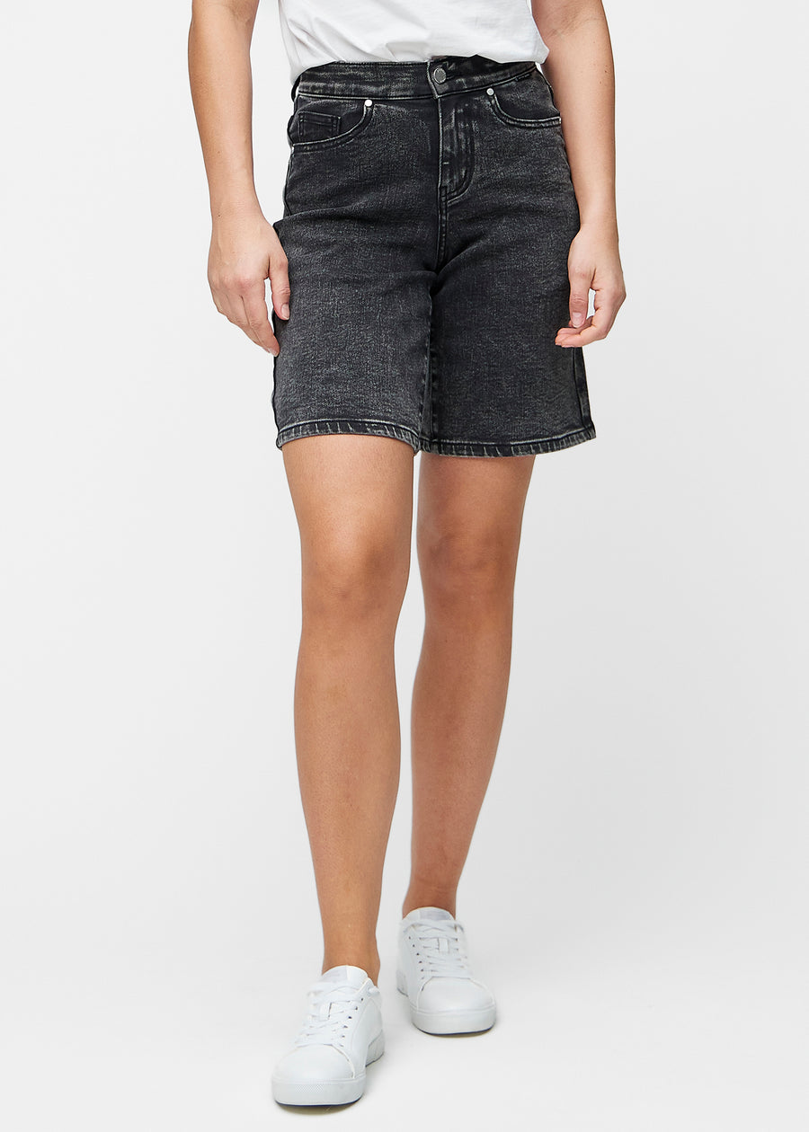 Løse, mørkegrå denim shorts i farven Shadows, der sidder til ved hoften og falder løst ned over lårene til lige over knæet, set forfra.
