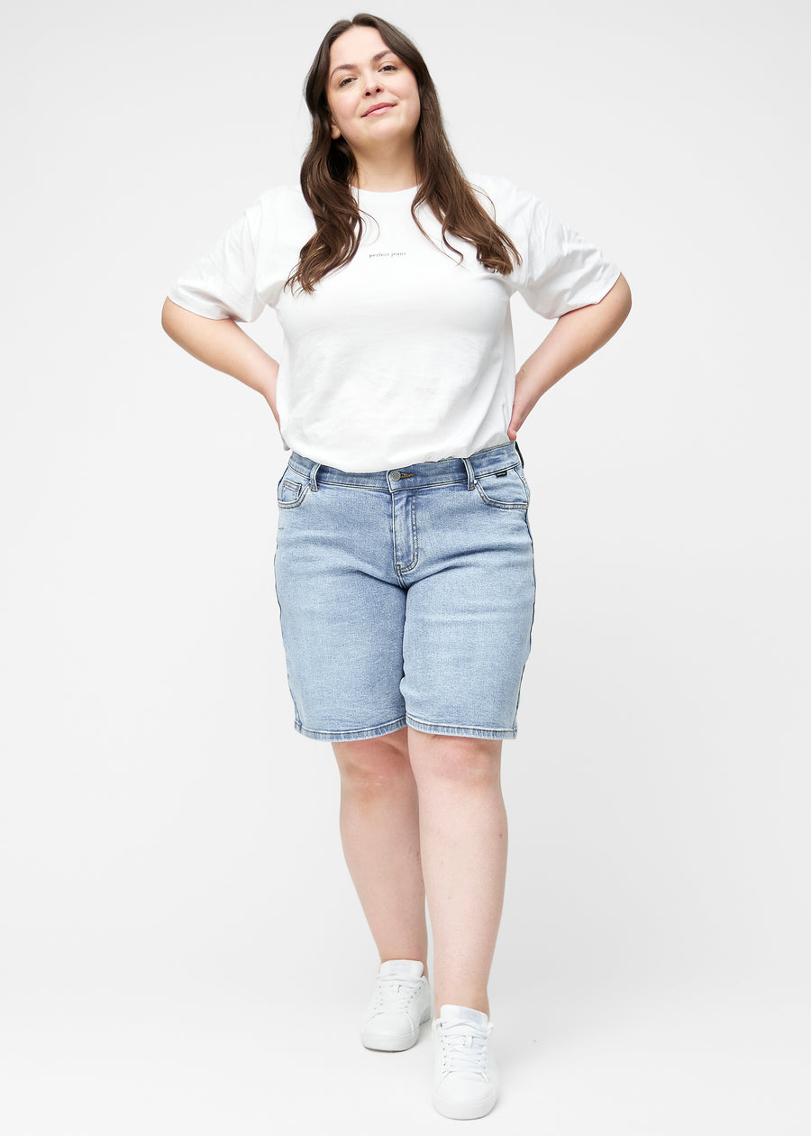 Lockere, hellblaue Denim-Shorts in der Farbe Waves von hinten aus der Nähe am Plus-Size-Model gesehen, um Passform und Details zu zeigen.