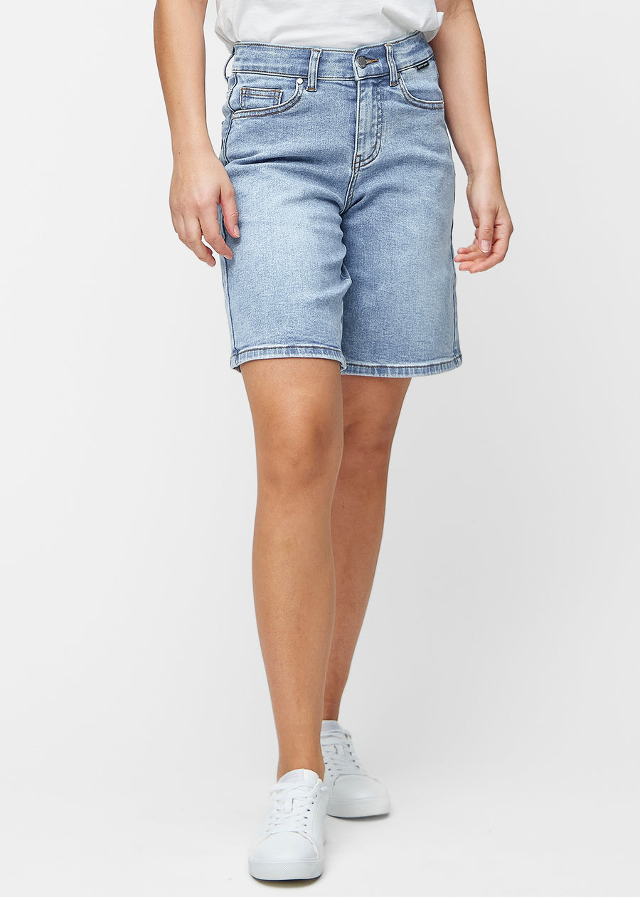 Lockere, hellblaue Denim-Shorts in der Farbe Waves, die an der Hüfte sitzen und locker über die Oberschenkel bis knapp über das Knie fallen, von vorne gesehen.