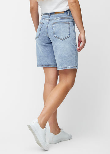 Lockere, hellblaue Denim-Shorts in der Farbe Waves von hinten gesehen, sodass Passform und Länge sichtbar sind.