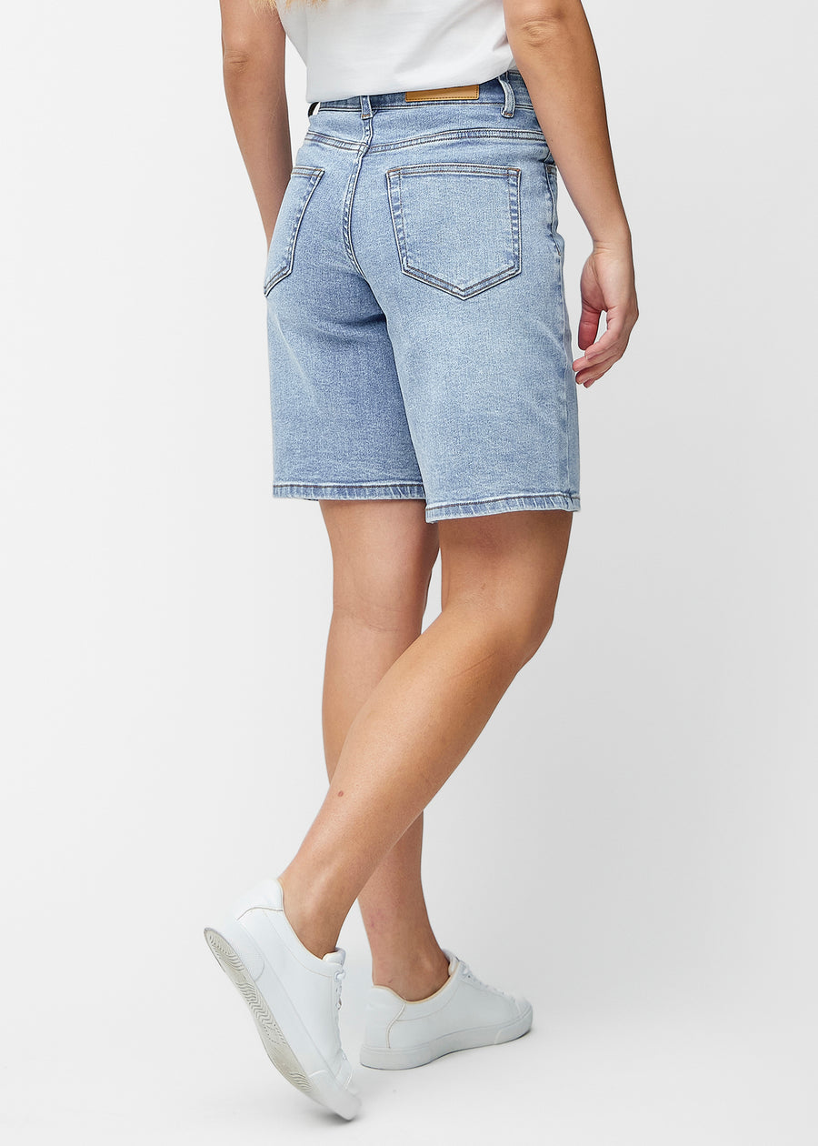 Lockere, hellblaue Denim-Shorts in der Farbe Waves von hinten gesehen, sodass Passform und Länge sichtbar sind.