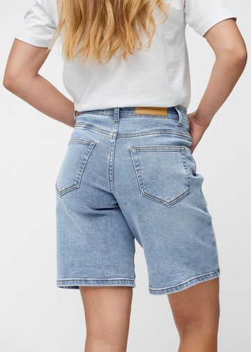 Lockere, hellblaue Denim-Shorts in der Farbe Waves von hinten aus der Nähe gesehen, um Passform und Details zu zeigen.