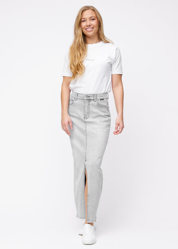 Fuldt billede af model i lang, lysegrå denimnederdel i farven Ashes med regulær pasform og slids foran.