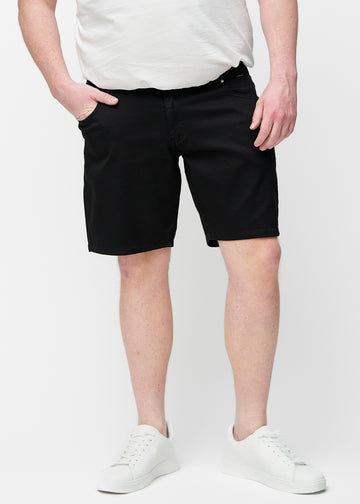 Schwarze Shorts für Herren in der Farbe Ravens mit Regular-Passform von vorne am Plus-Size-Modell gesehen.