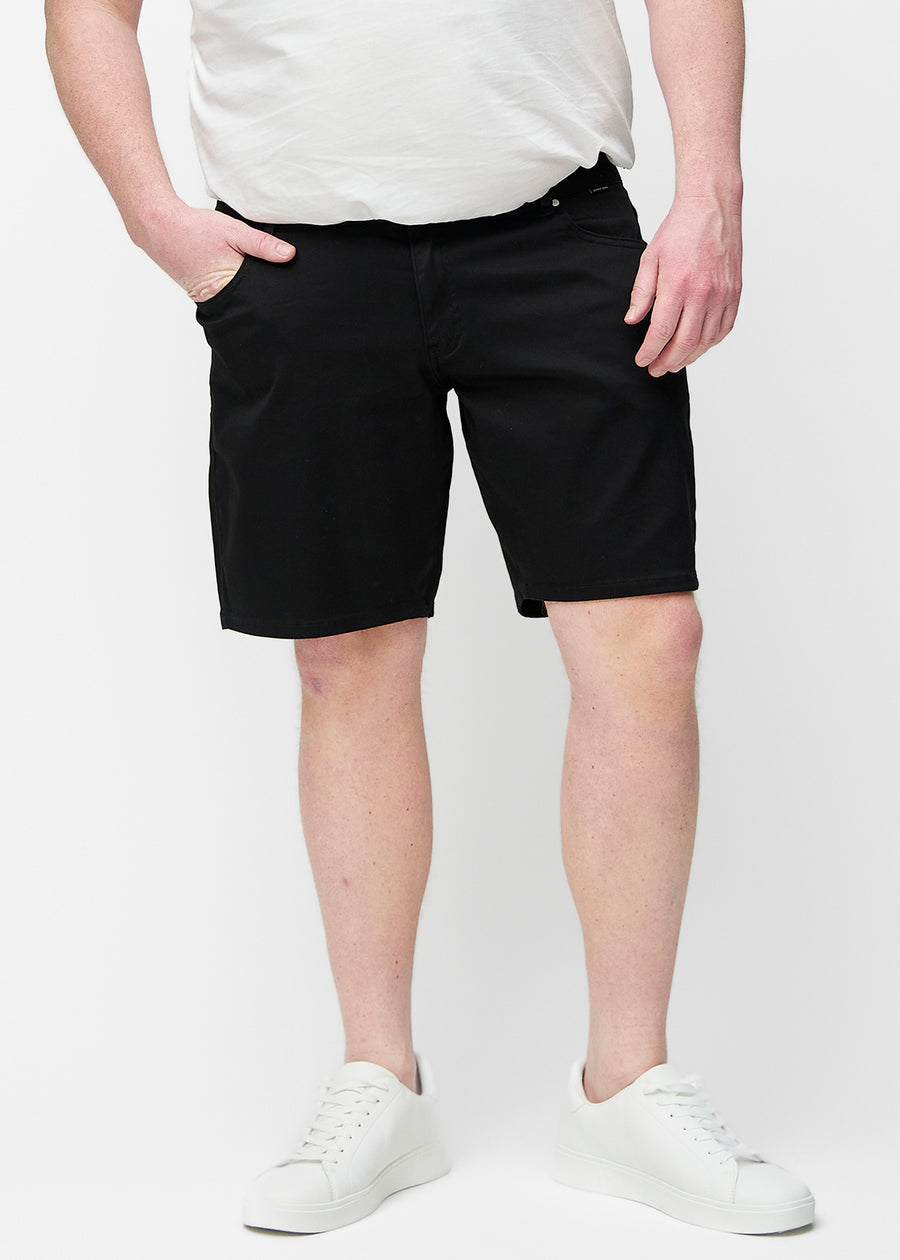 Schwarze Shorts für Herren in der Farbe Ravens mit Regular-Passform von vorne am Plus-Size-Modell gesehen.