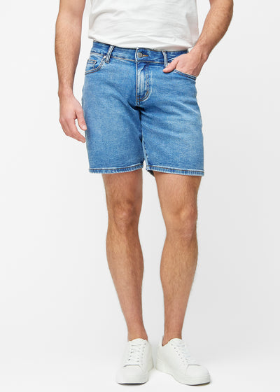 Blaue Denim-Shorts für Herren in der Farbe Rivers mit Regular-Passform, die natürlich an der Hüfte sitzen und Luft um die Oberschenkel lassen, von vorne gesehen.