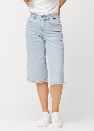 Lockere, hellblaue Waves Denim-Capris, die an der Hüfte anliegen und locker über die Oberschenkel bis knapp unter das Knie fallen, von vorne gesehen.