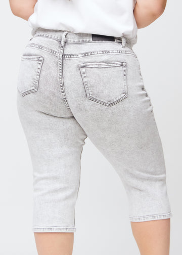 Hellgraue Denim-regular-Capris von hinten in Nahaufnahme an einem Plus-Size-Model, um Details zu zeigen.