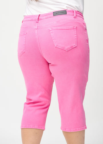 Hellrosa regular Capris von hinten aus der Nähe an einem Plus-Size-Model, um Details zu zeigen.