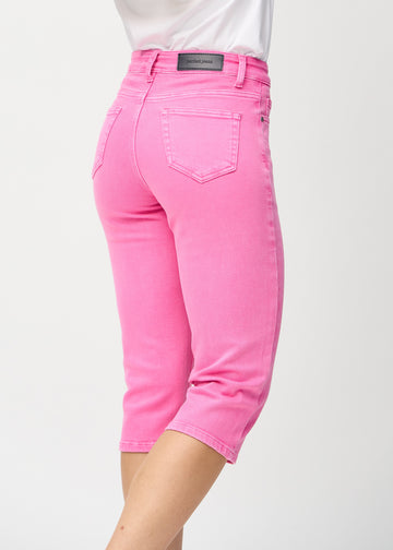 Hellrosa regular Capris von hinten aus der Nähe, um Details zu zeigen.
