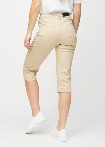 Beige regular Capris von hinten gesehen, sodass man das ganze Produkt sehen kann.