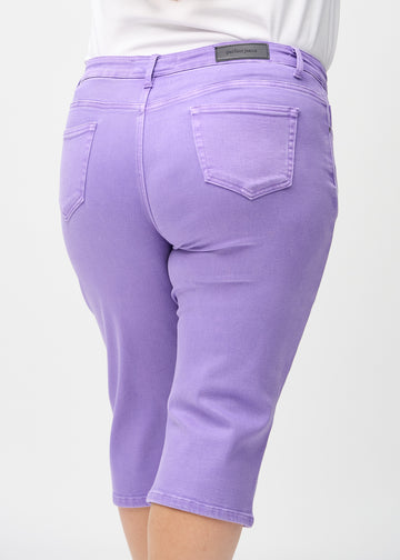 Lila regular Capris von hinten in Nahaufnahme an einem Plus-Size-Model, um Details zu zeigen.