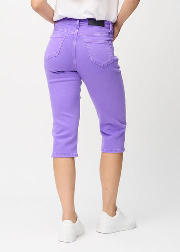Lila regular Capris von hinten gesehen, sodass man das gesamte Produkt sehen kann.