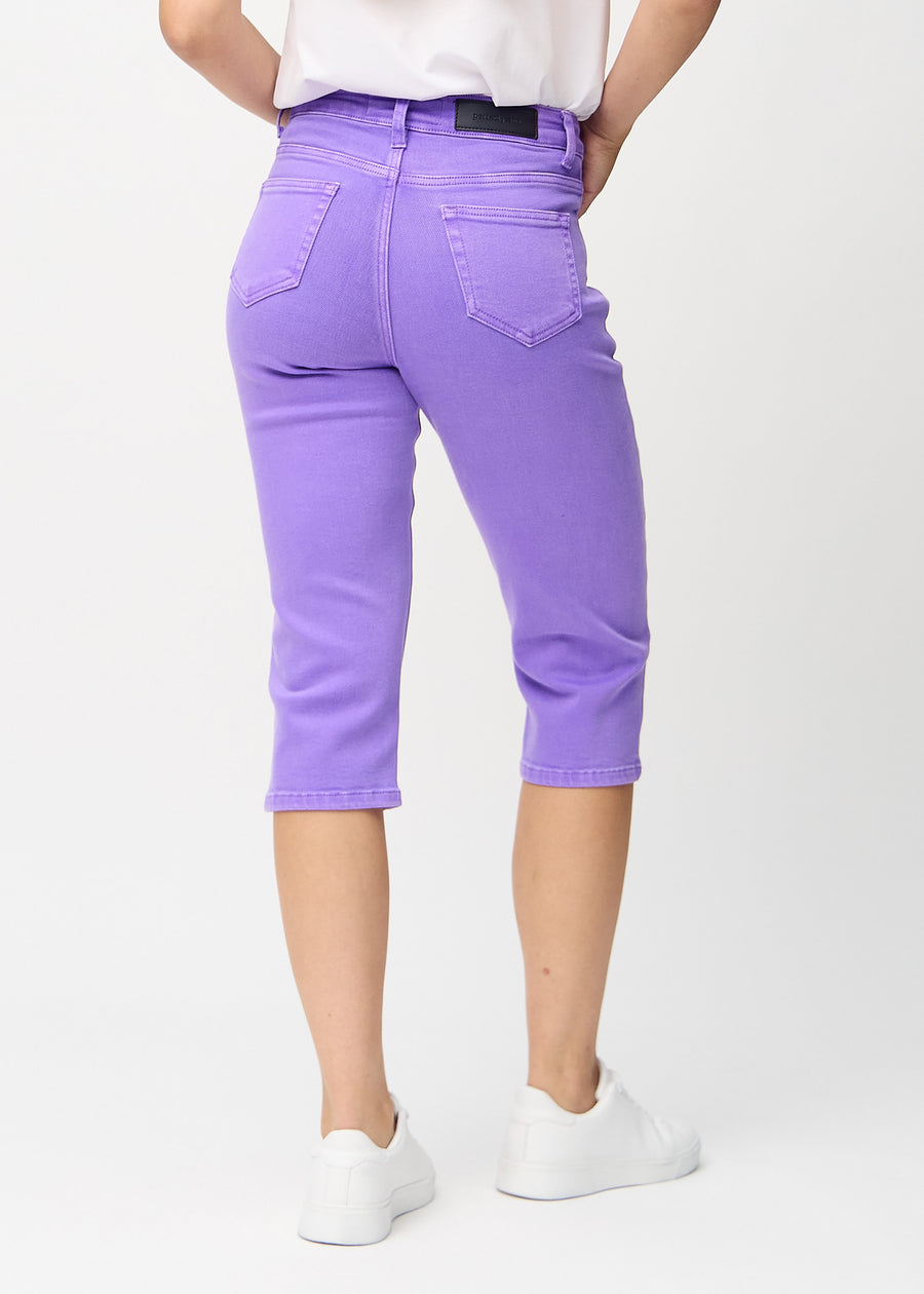 Lila regular Capris von hinten gesehen, sodass man das gesamte Produkt sehen kann.