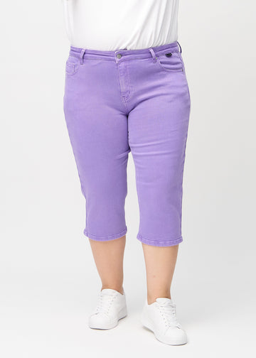 Lila regular Capris, Modellname Lavenders, die gerade am Bein herunterfallen, an einem Plus-Size-Model, von vorne gesehen.