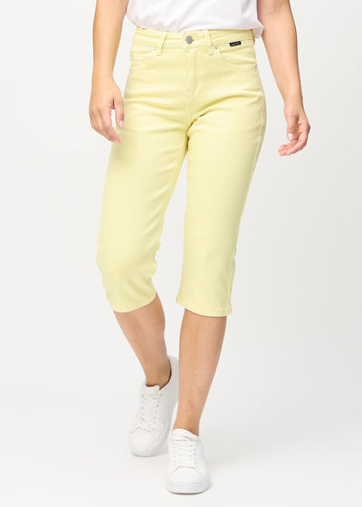 Hellgelbe regular Capris, Modellname Lemonades, die gerade am Bein entlang verlaufen, von vorne gesehen.