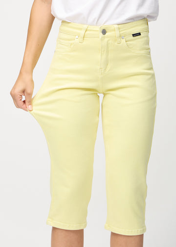 Das Model zieht die Capris am Oberschenkel, um den Stretch zu zeigen.