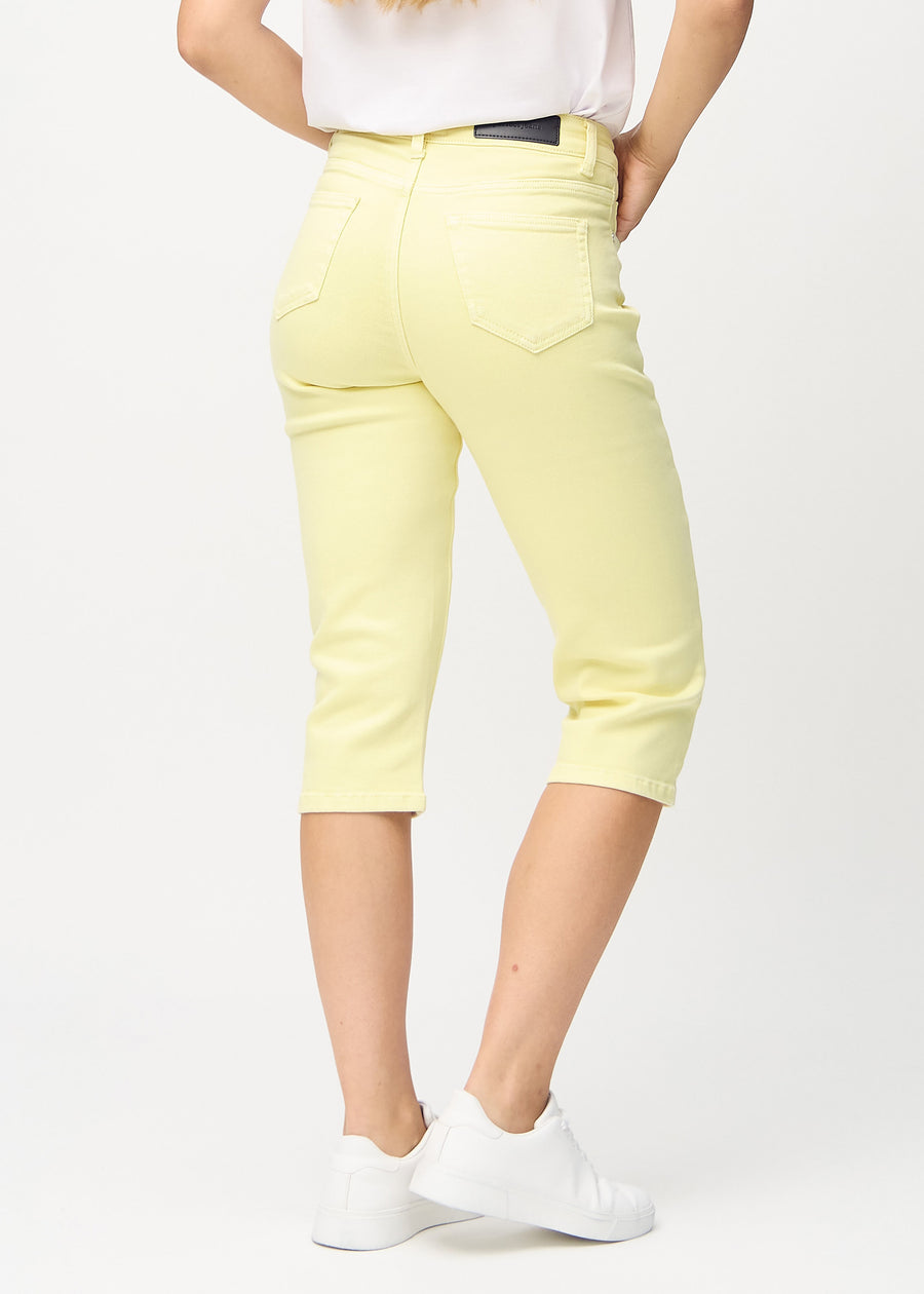 Hellgelbe regular Capris von hinten gesehen, sodass man das gesamte Produkt sehen kann.