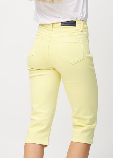 Hellgelbe regular Capris von hinten aus der Nähe gesehen, um Details zu zeigen.
