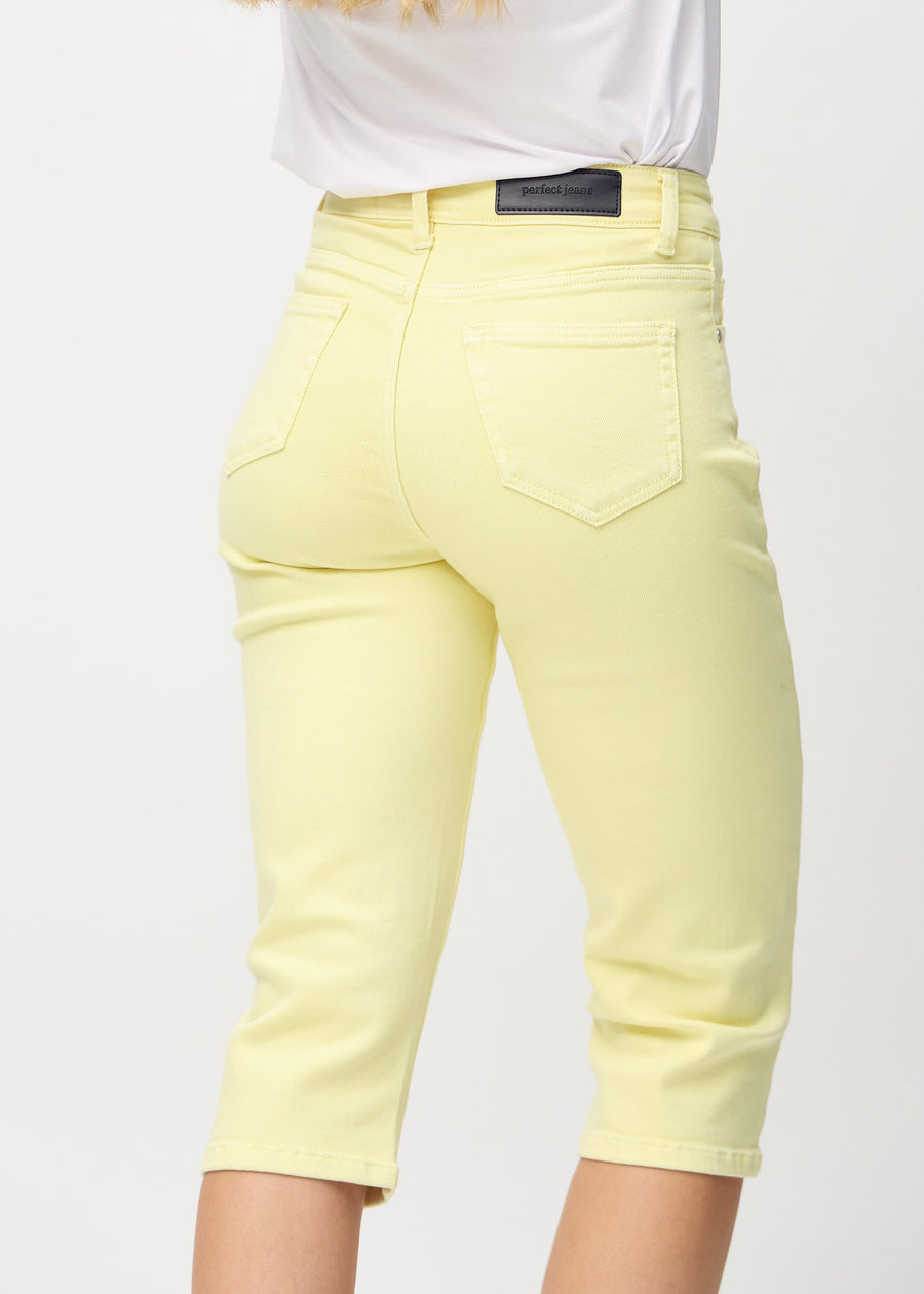 Hellgelbe regular Capris von hinten aus der Nähe gesehen, um Details zu zeigen.