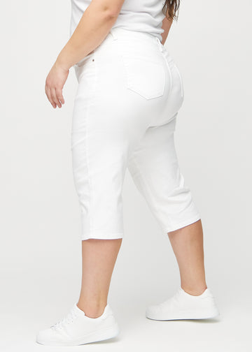 Weiße regular Capris von der Seite an einem Plus-Size-Model gesehen.