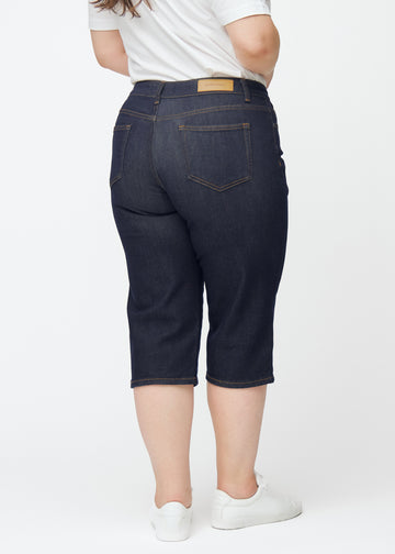 Tief dunkelblaue Denim-Capris für Damen in der Farbe Midnights von hinten auf einem Plus-Size-Model gesehen.