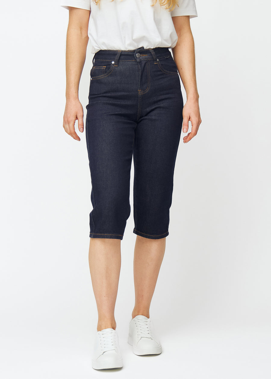 Tief dunkelblaue Denim-Capris für Damen in der Farbe Midnights mit Regular-Passform, die an der Hüfte sitzt und gerader über die Beine fällt, von vorne gesehen.