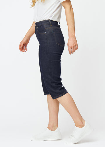 Tief dunkelblaue Denim-Capris für Damen in der Farbe Midnights mit Regular-Passform, von der Seite am Model gesehen.